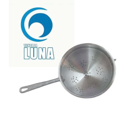Colador con mango de aluminio.